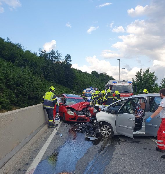 Verkehrsunfall Rennsteinerbrücke mit mehreren eingeklemmten Personen (Bild 1)